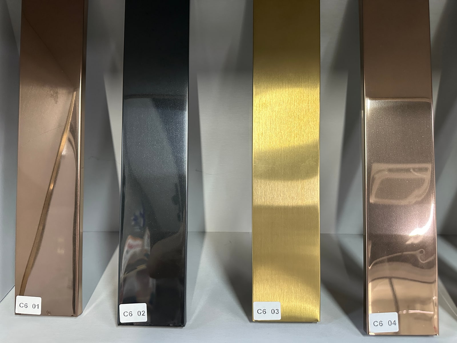 装饰线条与收边包边真实应用场景图，展示彩色不锈钢装饰型材