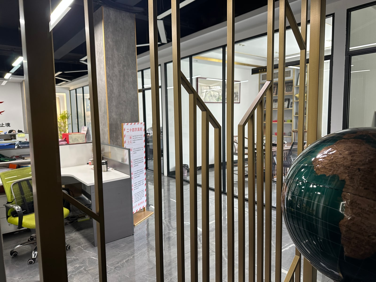 厨具管材家电配套真实应用场景图，展示金属管材和装饰配套型材