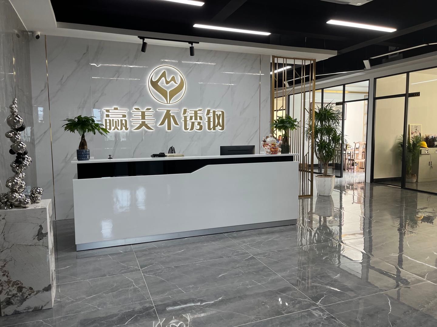 赢美不锈钢办公室前台与公司Logo真实照片